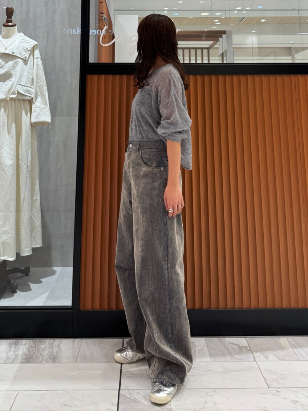 ベージュ系のデニムパンツ、グレー系のニット/セーターを着用したレディースの秋コーディネートの4枚目の写真