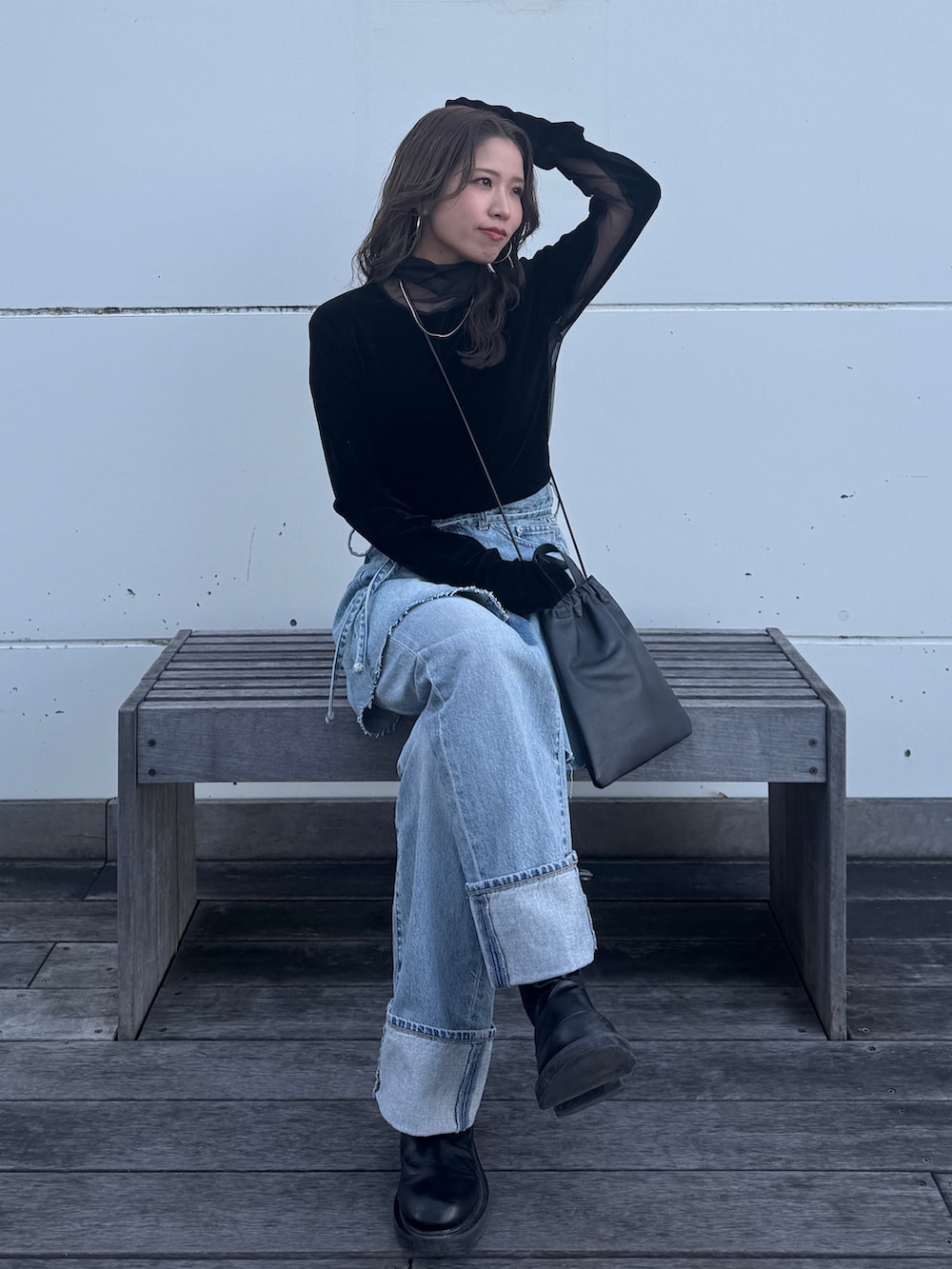 ブラック系のTシャツ/カットソー、ブルー系のスカート、ブルー系のデニムパンツを着用したレディースの冬コーディネートの8枚目の写真