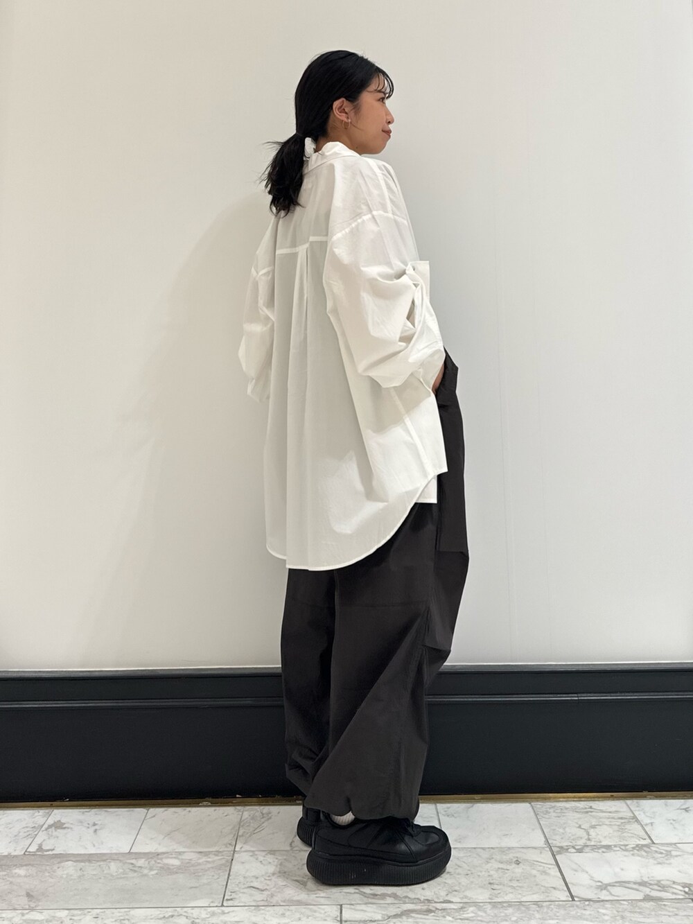 ホワイト系のシャツ/ブラウス、グレー系のその他パンツ、ブラック系のキャミソールを着用したレディースの冬コーディネートの3枚目の写真