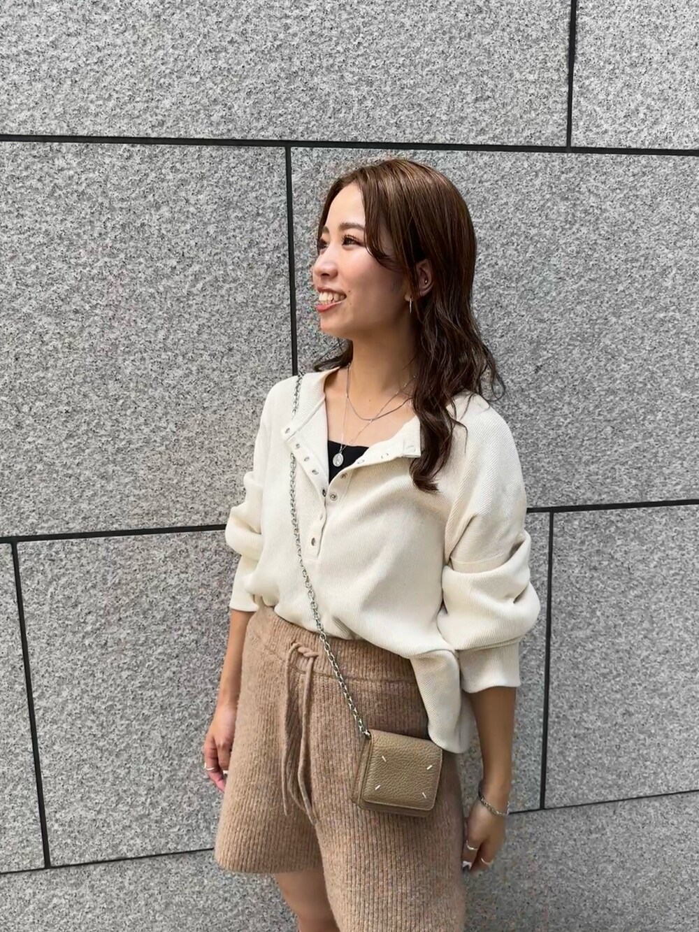 ブラウン系のその他パンツ、ホワイト系のTシャツ/カットソーを着用したレディースの秋コーディネートの8枚目の写真