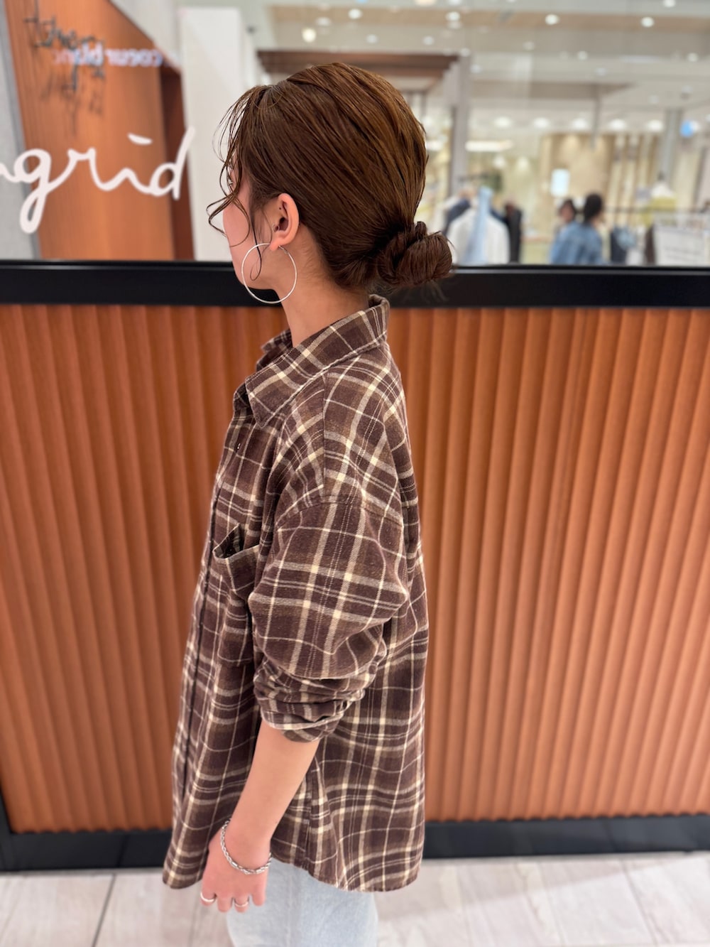 ホワイト系のTシャツ/カットソー、ブラウン系のシャツ/ブラウス、ブルー系のデニムパンツを着用したレディースの冬コーディネートの8枚目の写真