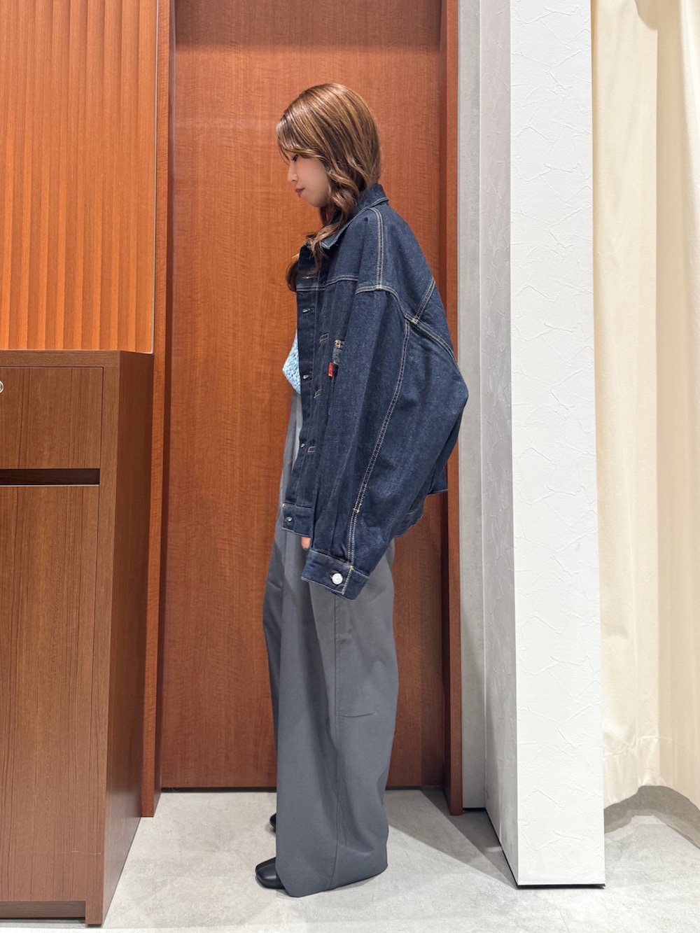 グレー系のその他パンツ、ブルー系のニット/セーター、ブルー系のデニムジャケットを着用したレディースの秋コーディネートの5枚目の写真