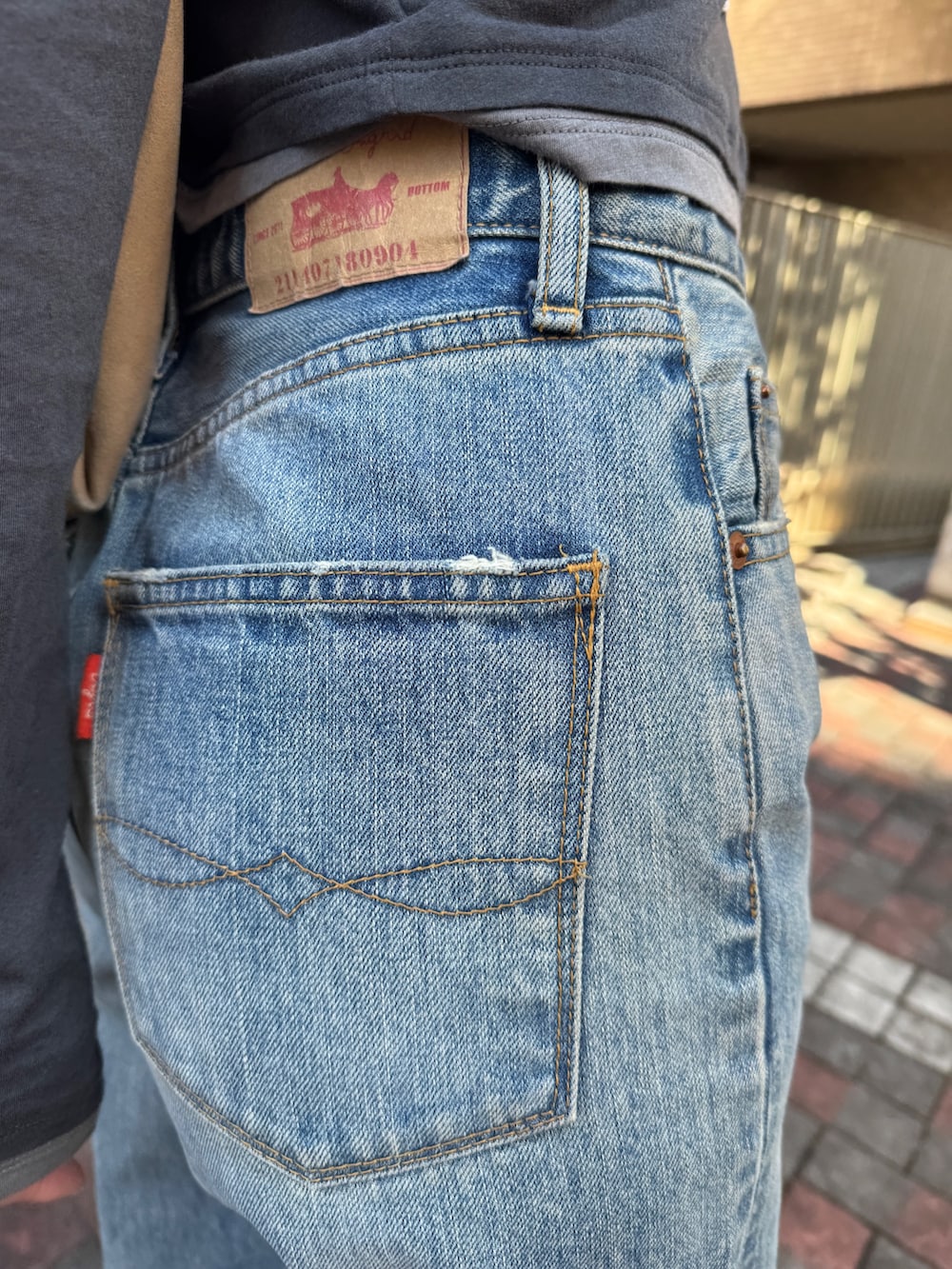 ブルー系のデニムパンツ、グレー系のカーディガン/ボレロを着用したレディースの冬コーディネートの10枚目の写真