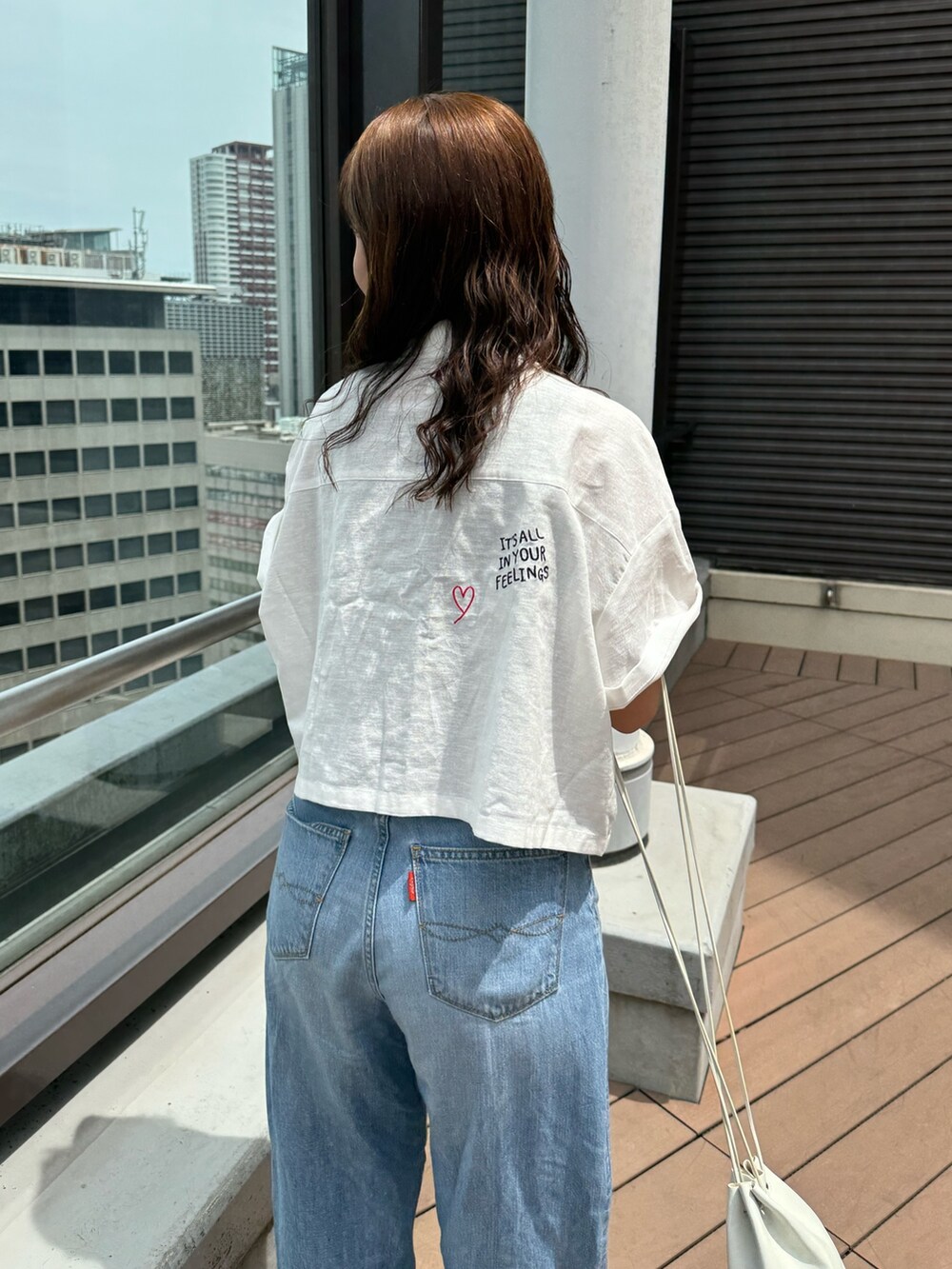 ブルー系のデニムパンツ、グレー系のTシャツ/カットソー、ホワイト系のシャツ/ブラウスを着用したレディースの夏コーディネートの8枚目の写真