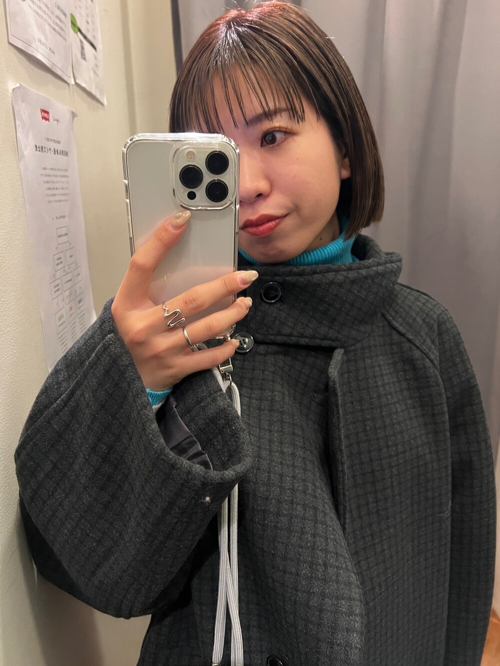 ブルー系のニット/セーター、グレー系のニット/セーター、ブルー系のデニムパンツを着用したレディースの冬コーディネートの7枚目の写真