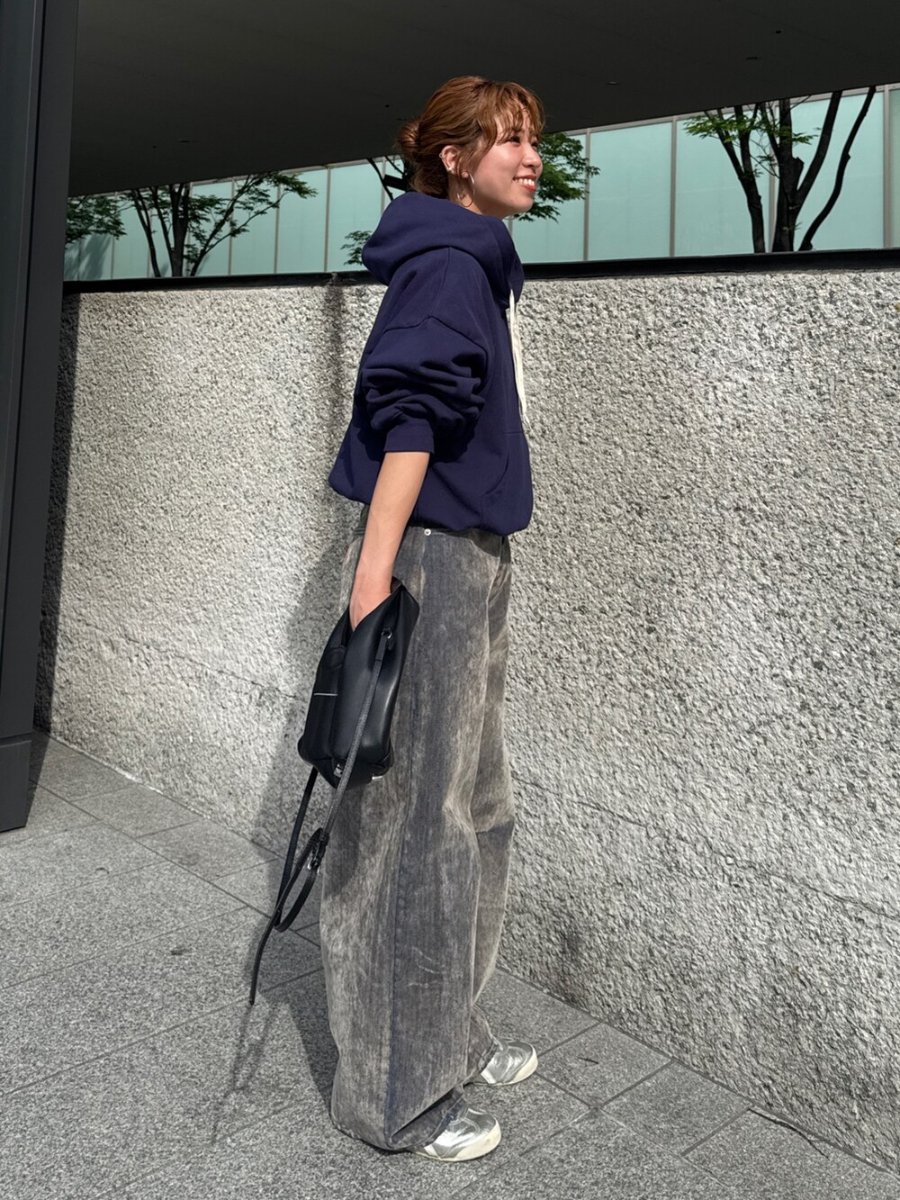 ベージュ系のデニムパンツ、ブルー系のパーカーを着用したレディースの夏コーディネートの5枚目の写真