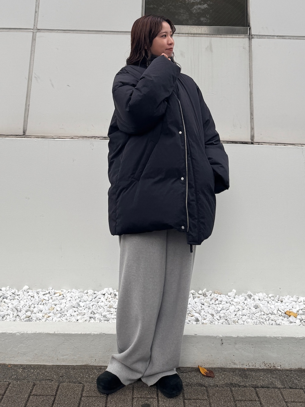 グレー系のその他パンツ、ブルー系のシャツ/ブラウス、ブラック系のダウンジャケット/コートを着用したレディースの秋コーディネートの7枚目の写真