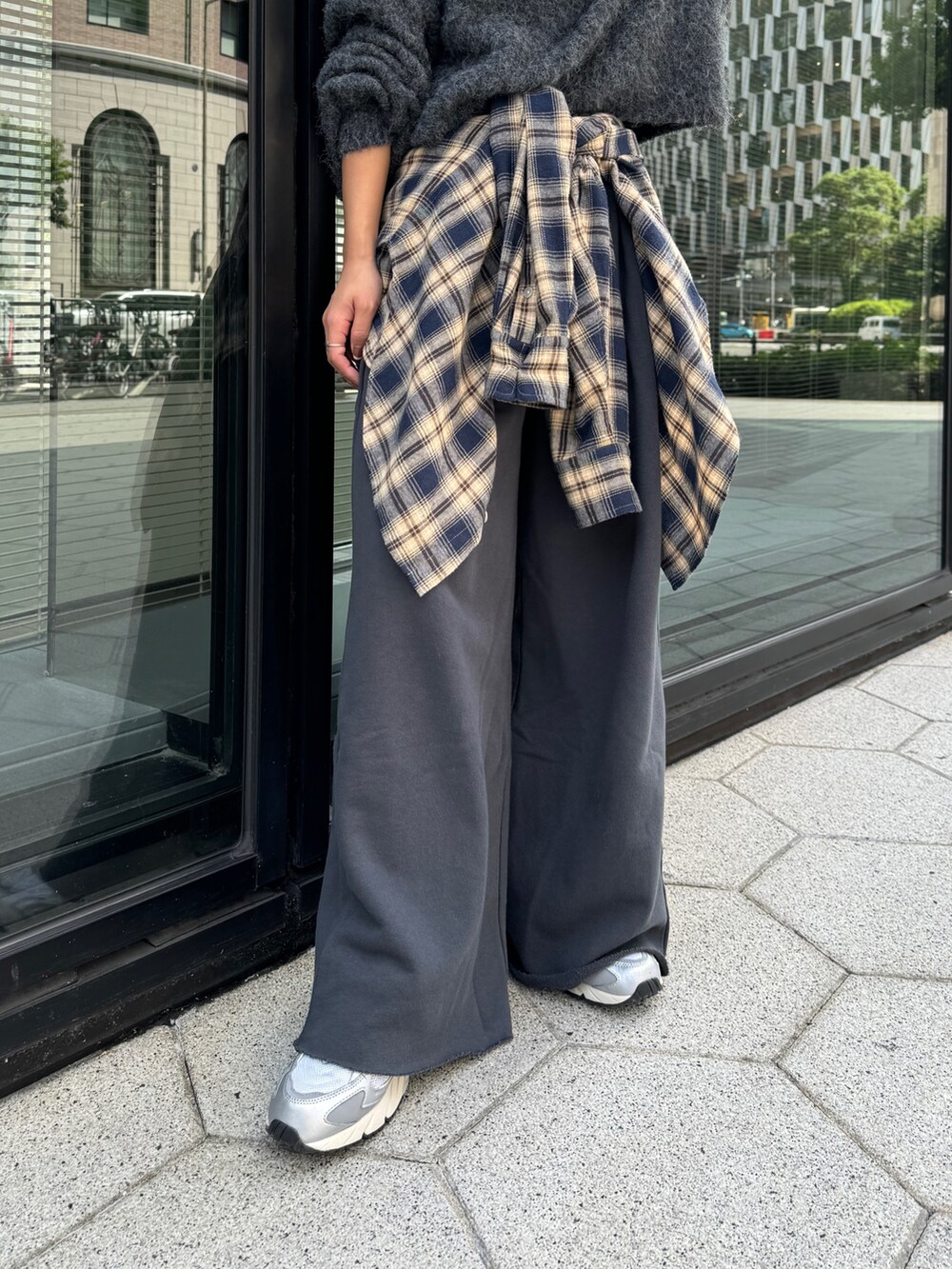 グレー系のスウェットパンツ、ブルー系のシャツ/ブラウス、グレー系のニット/セーターを着用したレディースの秋コーディネートの9枚目の写真
