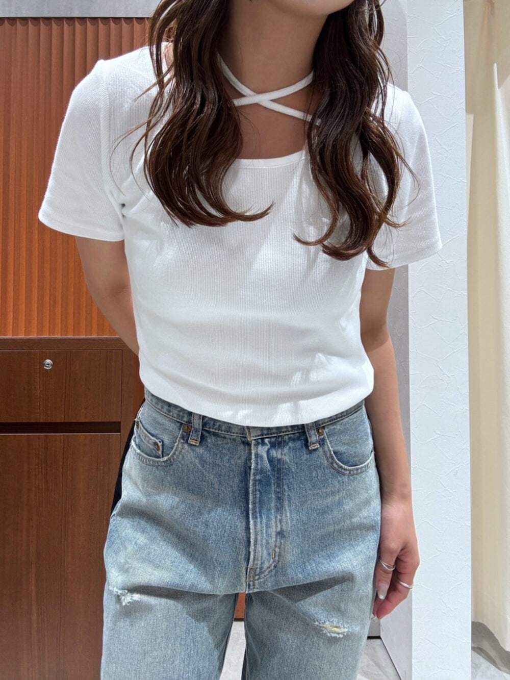 その他のサンダル、ブルー系のデニムパンツ、ホワイト系のTシャツ/カットソーを着用したレディースの夏コーディネートの7枚目の写真