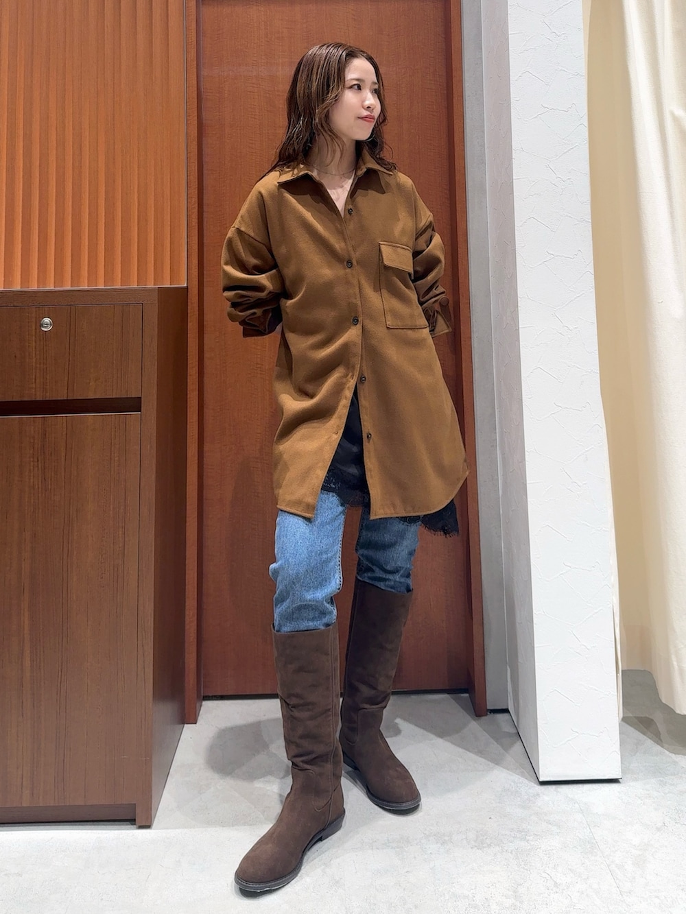 ブラック系のキャミソール、イエロー系のシャツ/ブラウス、ブルー系のデニムパンツを着用したレディースの冬コーディネートの6枚目の写真