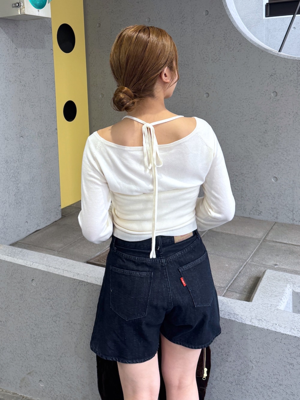 ブラウン系のその他シューズ、ブラウン系のブルゾン、ブルー系のデニムパンツを着用したレディースの秋コーディネートの9枚目の写真