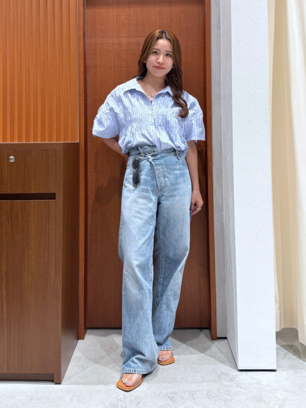 ブルー系のデニムパンツ、ブルー系のシャツ/ブラウス、グレー系のサングラスを着用したレディースの夏コーディネートの5枚目の写真