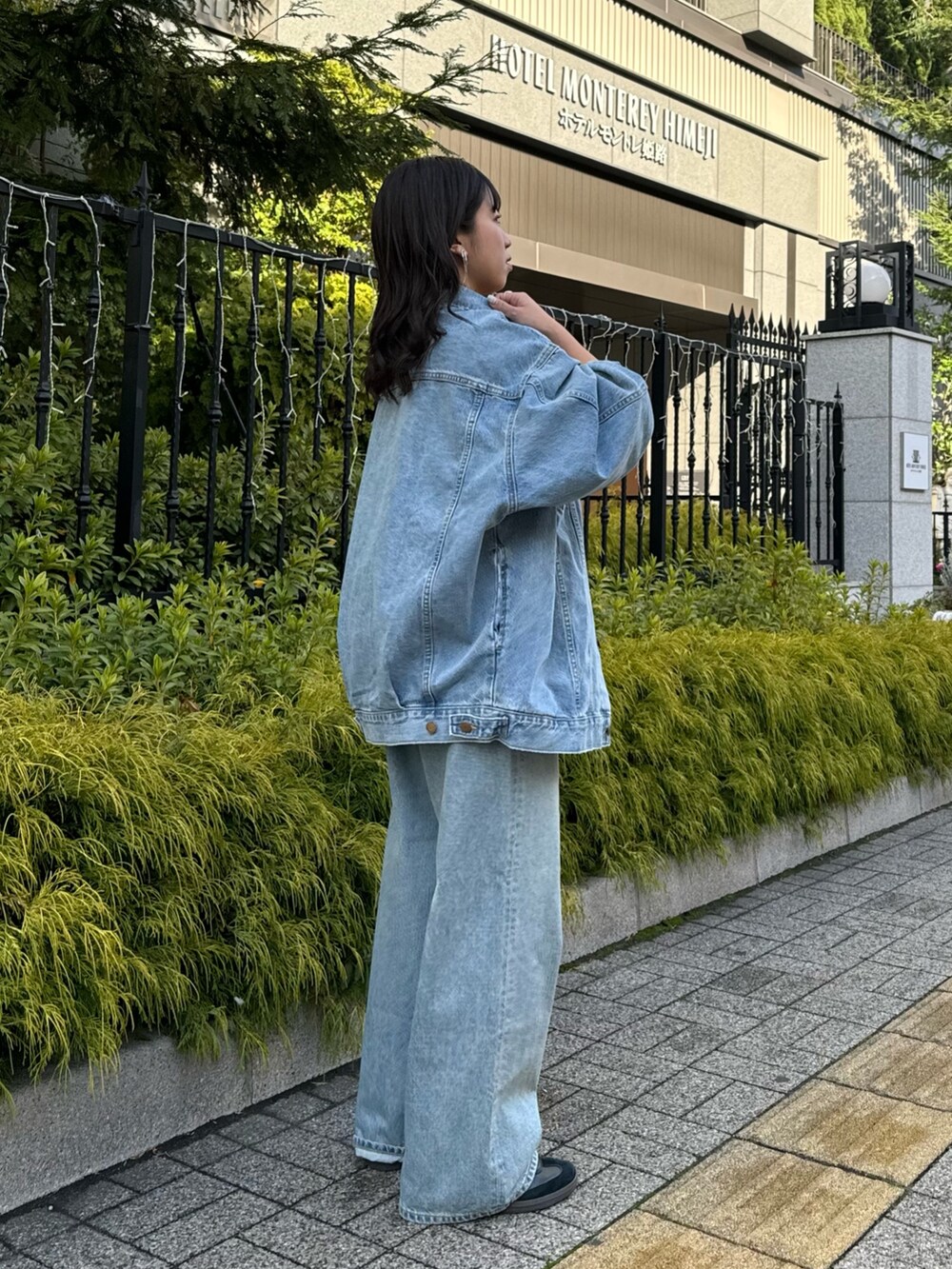 ブルー系のデニムパンツ、ブラック系のベスト、ホワイト系のTシャツ/カットソーを着用したレディースの冬コーディネートの2枚目の写真