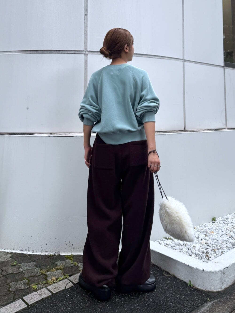 ブラウン系のその他パンツ、ブルー系のスウェットを着用したレディースの秋コーディネートの4枚目の写真