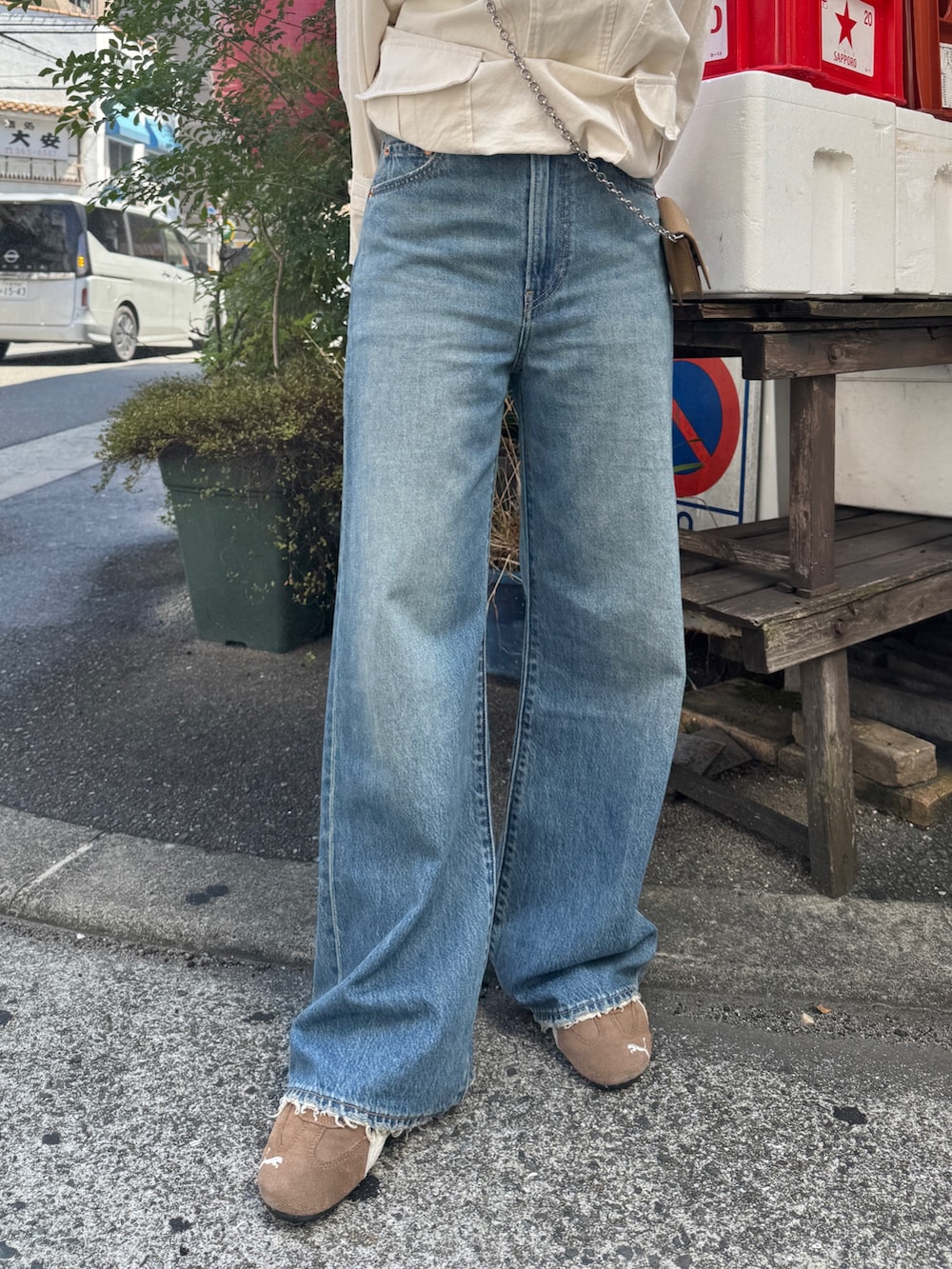 「デニム、シンプルコーデ、きれいめカジュアル、韓国ファッション、お出かけコーデ、女子会、休日スタイル、着回しコーデ、オトナカジュアル、リーバイス、Levi's、秋コーデ、スニーカー、Ungrid、アングリッド」｜「Ungridの【Ca】FAITH MILLS別注シュシュ（その他雑貨、イエロー系）」を使った、瀬川百花さん（レディース・156cm）の夏コーディネートの10枚目の写真