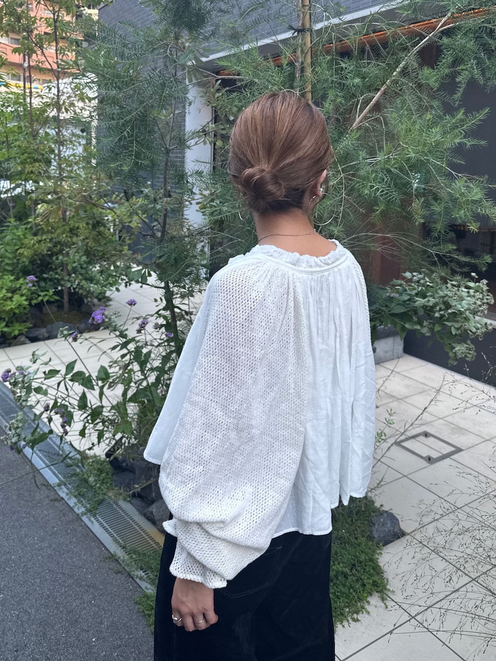 ホワイト系のシャツ/ブラウス、ブラック系のデニムパンツ、ブラック系のスリッポンを着用したレディースの夏コーディネートの8枚目の写真