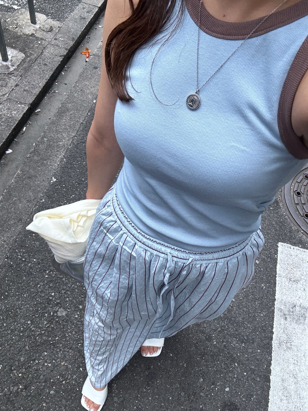 ブルー系のその他パンツ、ブルー系のタンクトップ、ホワイト系のニット/セーターを着用したレディースの夏コーディネートの9枚目の写真