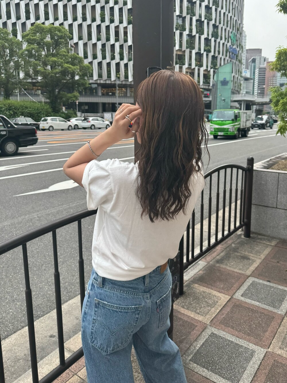 ホワイト系のTシャツ/カットソー、ブルー系のデニムパンツを着用したレディースの夏コーディネートの9枚目の写真