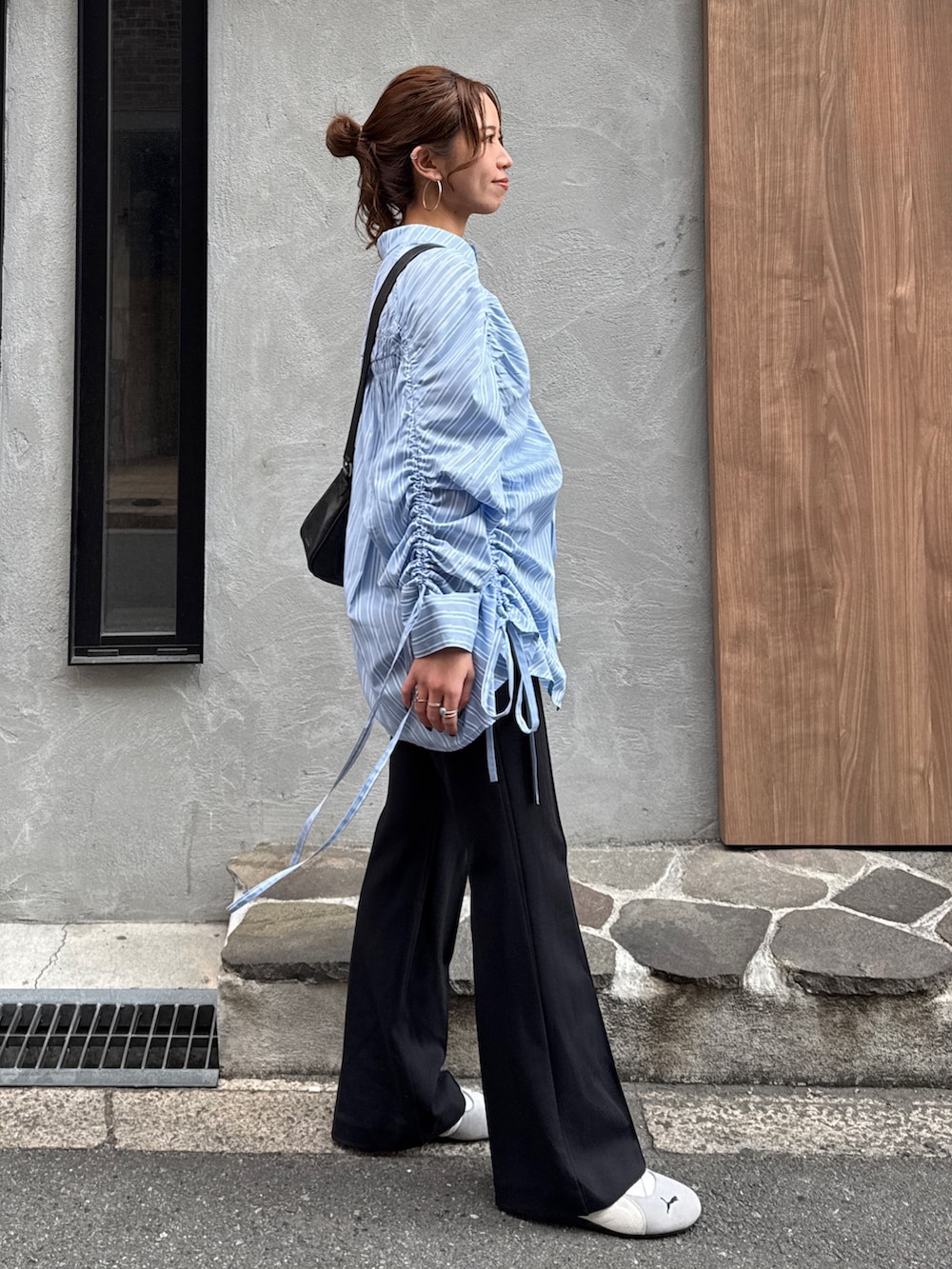 ブルー系のシャツ/ブラウス、ブラック系のその他パンツを着用したレディースの冬コーディネートの3枚目の写真