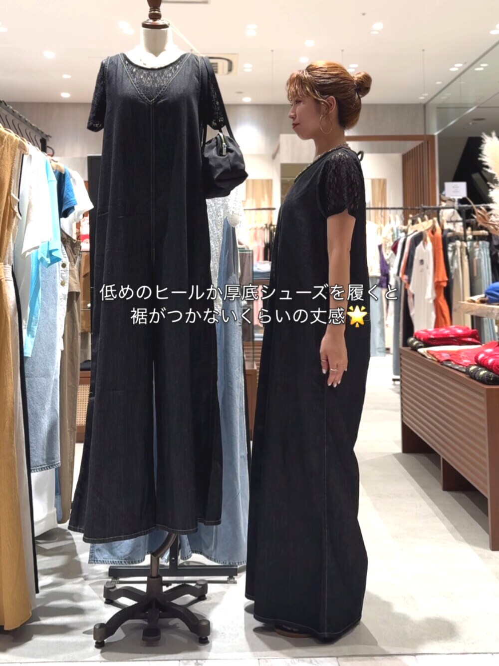 ブラック系のサンダル、ブラック系のTシャツ/カットソー、ブラック系のつなぎ/オールインワンを着用したレディースの夏コーディネートの3枚目の写真