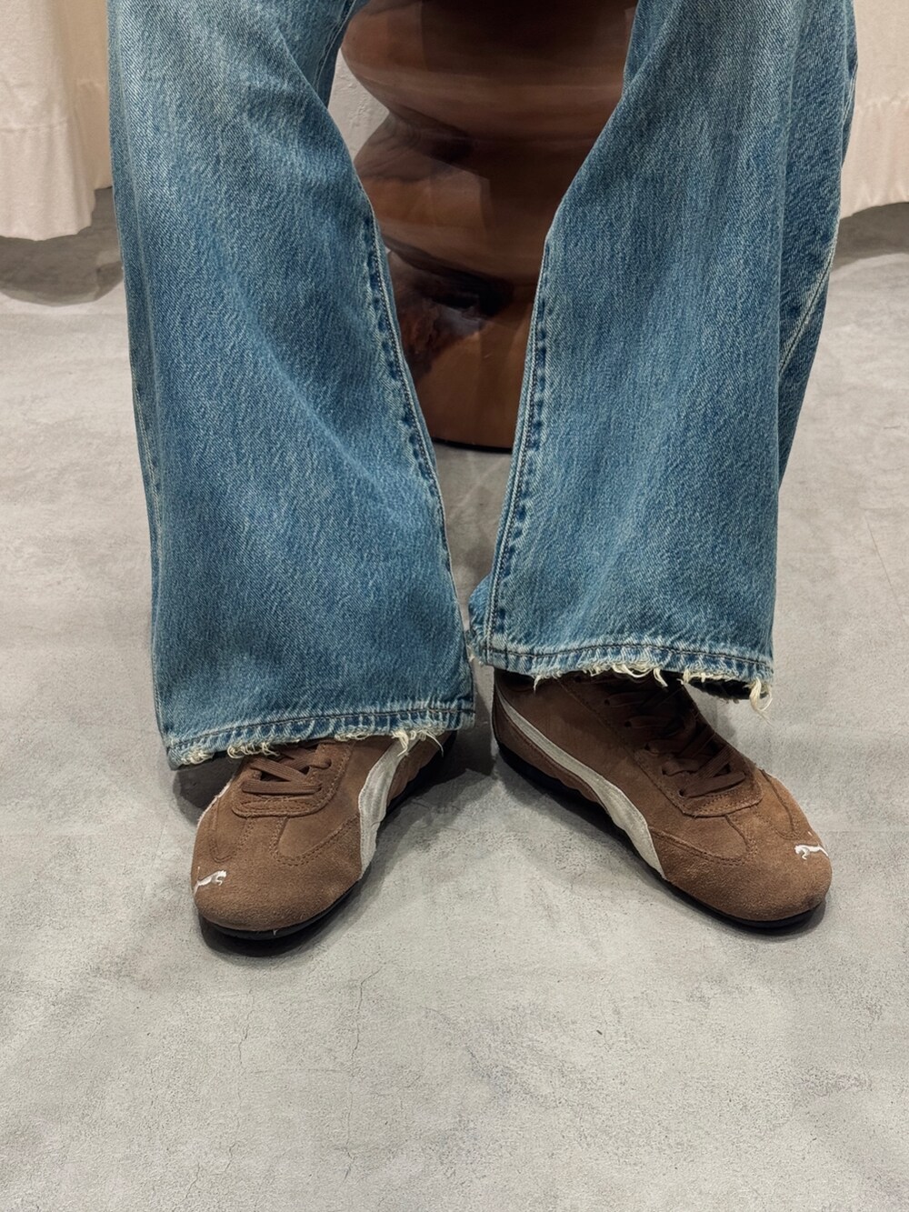 ブルー系のデニムパンツ、ブラック系のTシャツ/カットソー、グリーン系のニットキャップ/ビーニーを着用したレディースの夏コーディネートの8枚目の写真