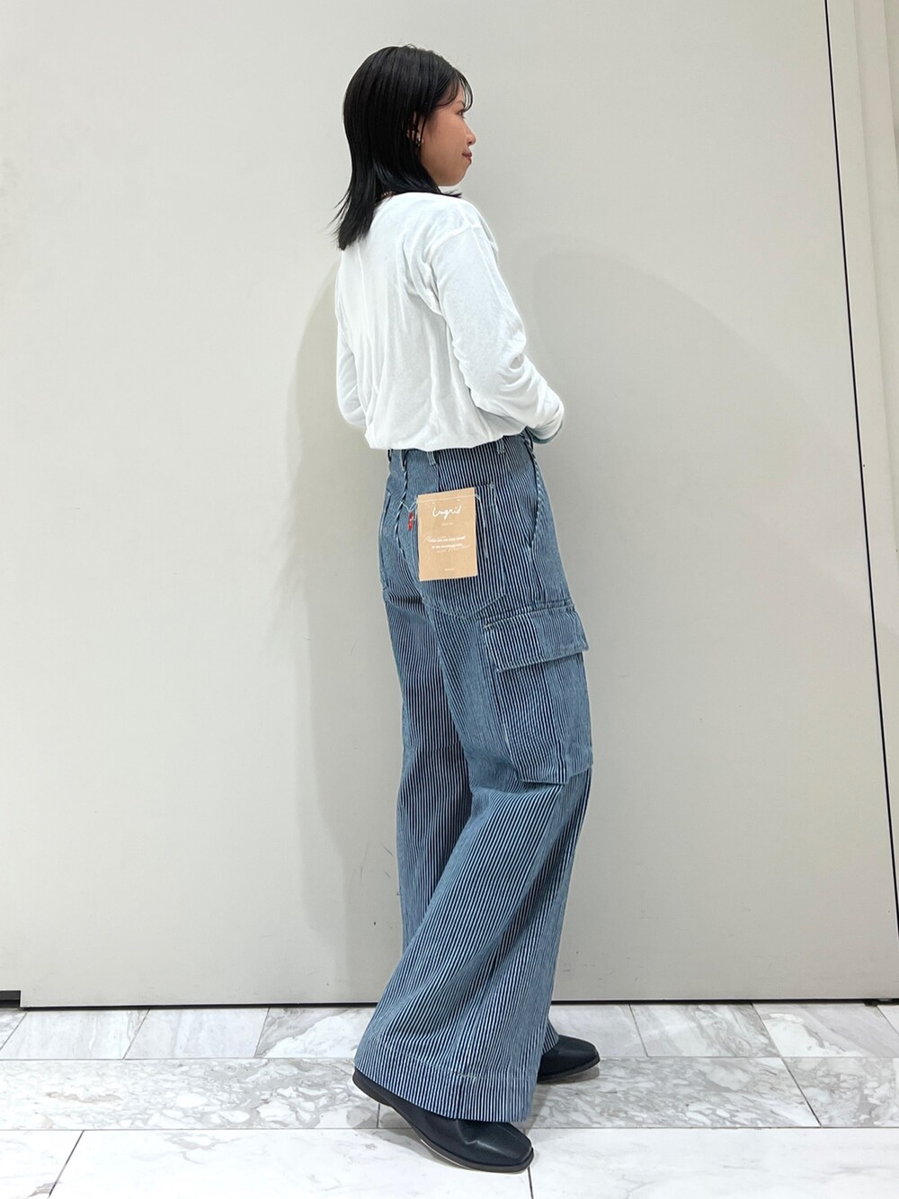 ホワイト系のTシャツ/カットソー、ブルー系のTシャツ/カットソー、ブラック系のブーツを着用したレディースの夏コーディネートの5枚目の写真