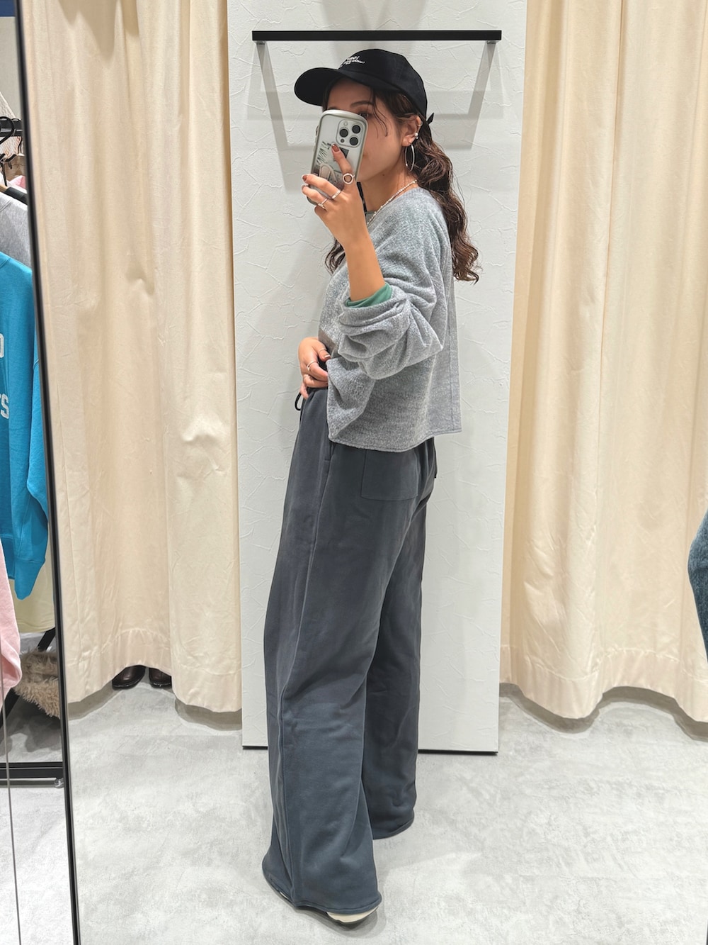 グレー系のニット/セーター、グリーン系のTシャツ/カットソー、グレー系のスウェットパンツを着用したレディースの秋コーディネートの10枚目の写真