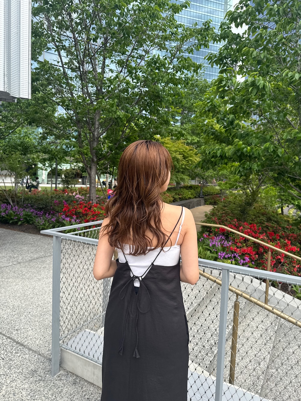 ブラック系のワンピース、ブラック系のシャツ/ブラウス、ブラック系のその他パンツを着用したレディースの春コーディネートの8枚目の写真