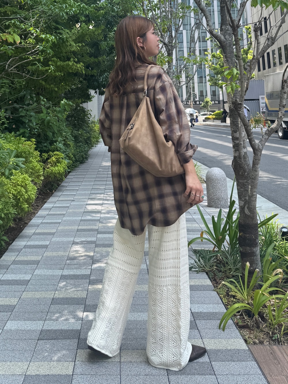 ブルー系のシャツ/ブラウス、ホワイト系のその他パンツ、ブラウン系のブーツを着用したレディースの秋コーディネートの3枚目の写真