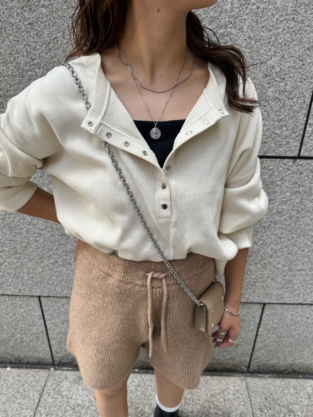 ブラウン系のその他パンツ、ホワイト系のTシャツ/カットソーを着用したレディースの秋コーディネートの10枚目の写真