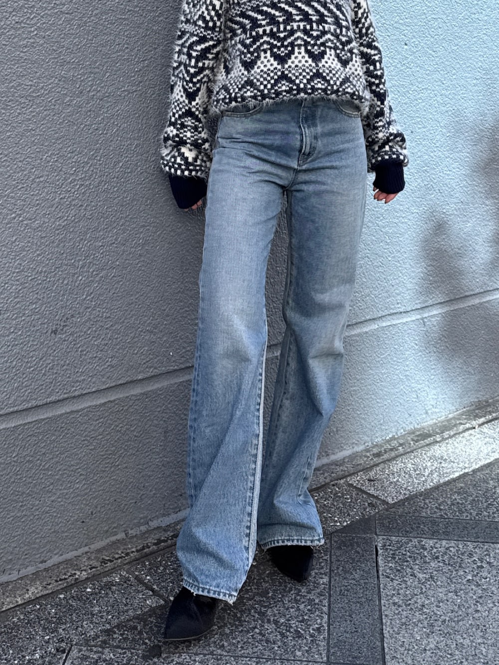ブルー系のニット/セーター、ブルー系のデニムパンツを着用したレディースの秋コーディネートの2枚目の写真