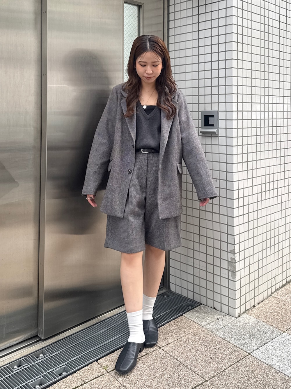 グレー系のその他パンツ、グレー系のテーラードジャケット、グレー系のニット/セーターを着用したレディースの秋コーディネートの6枚目の写真