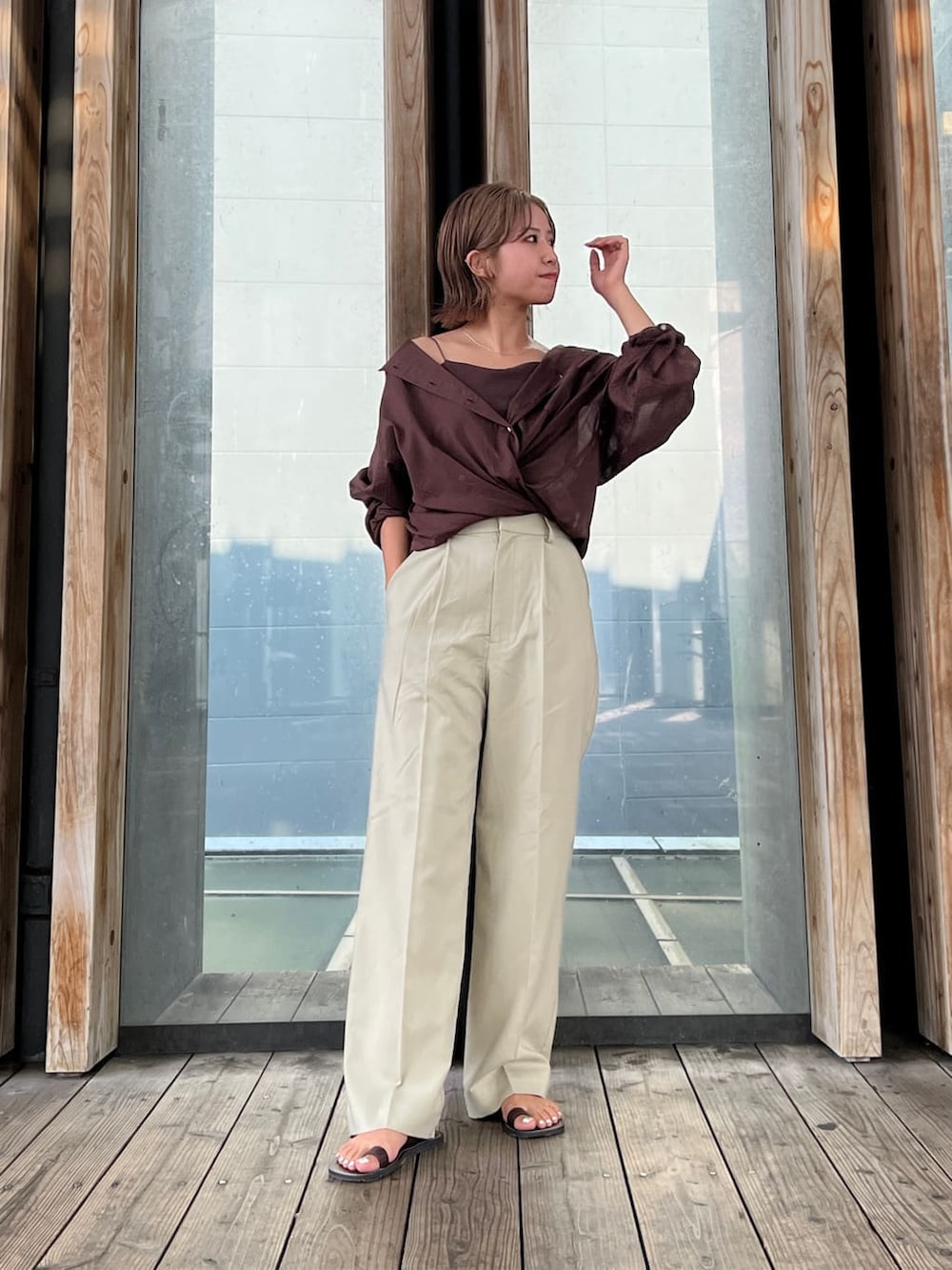 ブラウン系のサンダル、ブラウン系のシャツ/ブラウス、ベージュ系のスラックスを着用したレディースの夏コーディネートの3枚目の写真