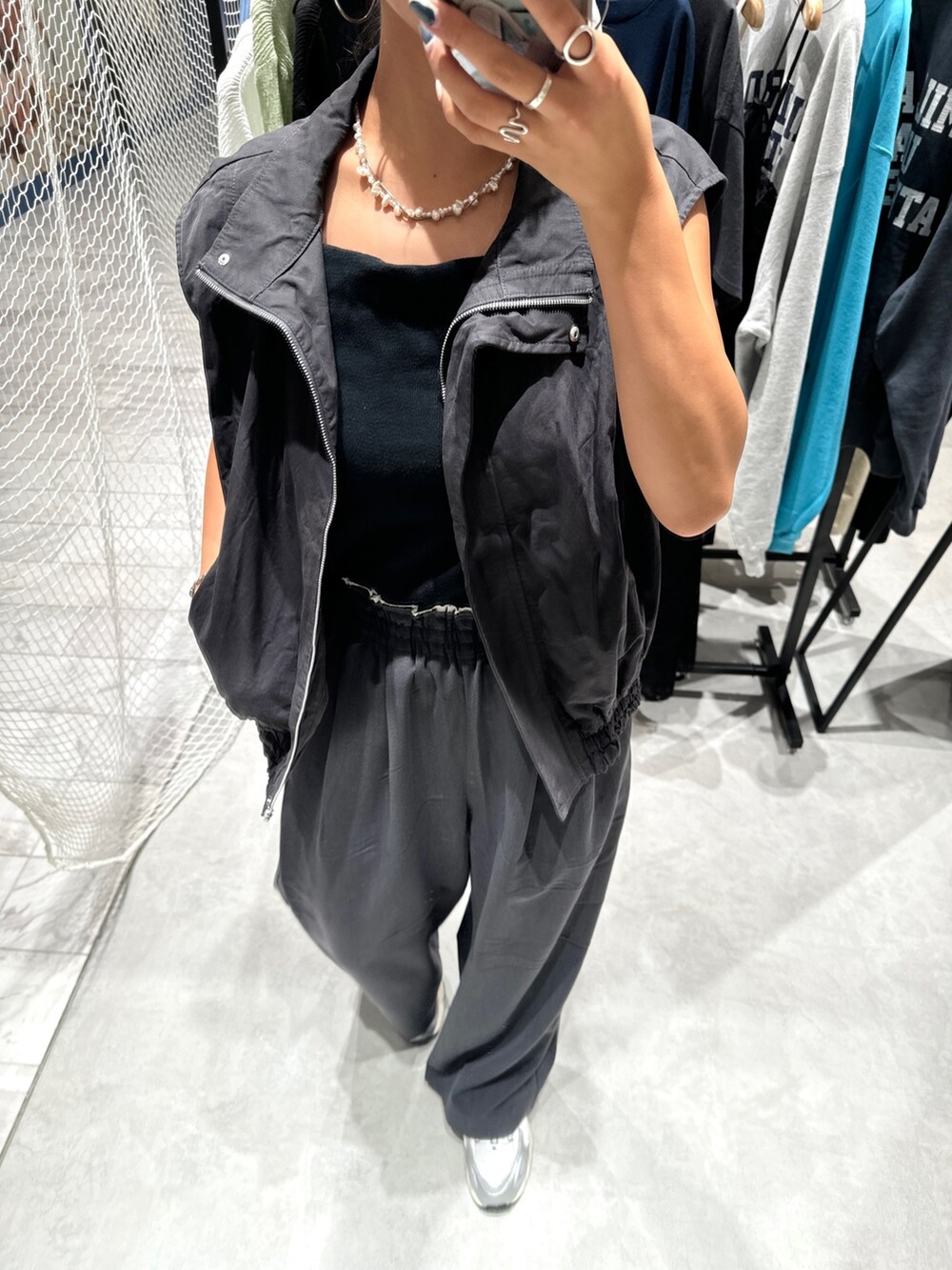 グレー系のその他パンツ、ブラック系のキャミソール、グレー系のベストを着用したレディースの秋コーディネートの5枚目の写真