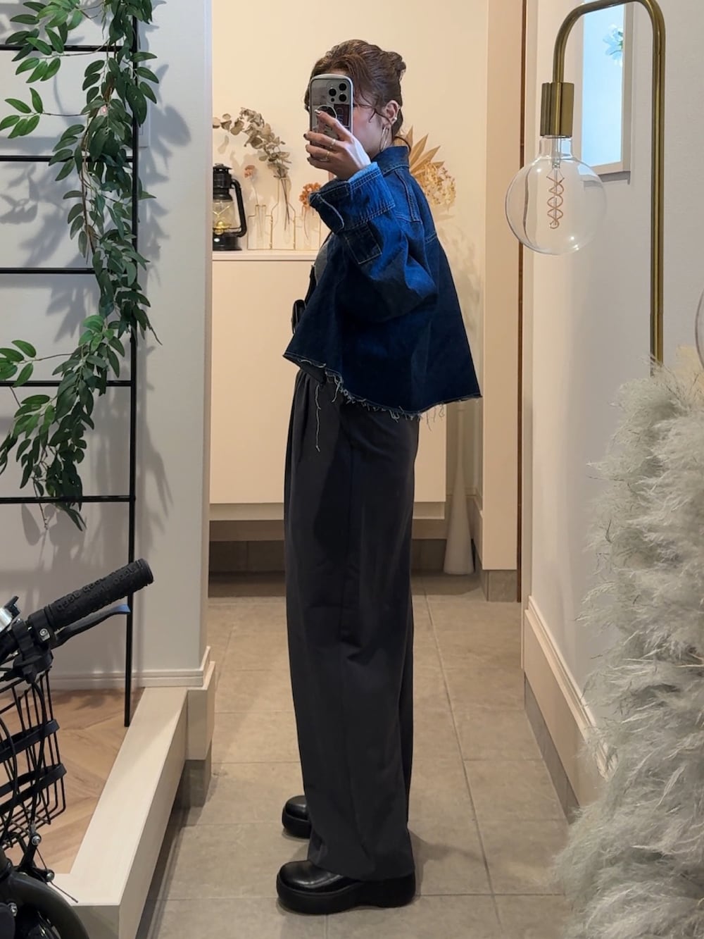 グレー系のその他パンツ、ブルー系のシャツ/ブラウスを着用したレディースの冬コーディネートの3枚目の写真