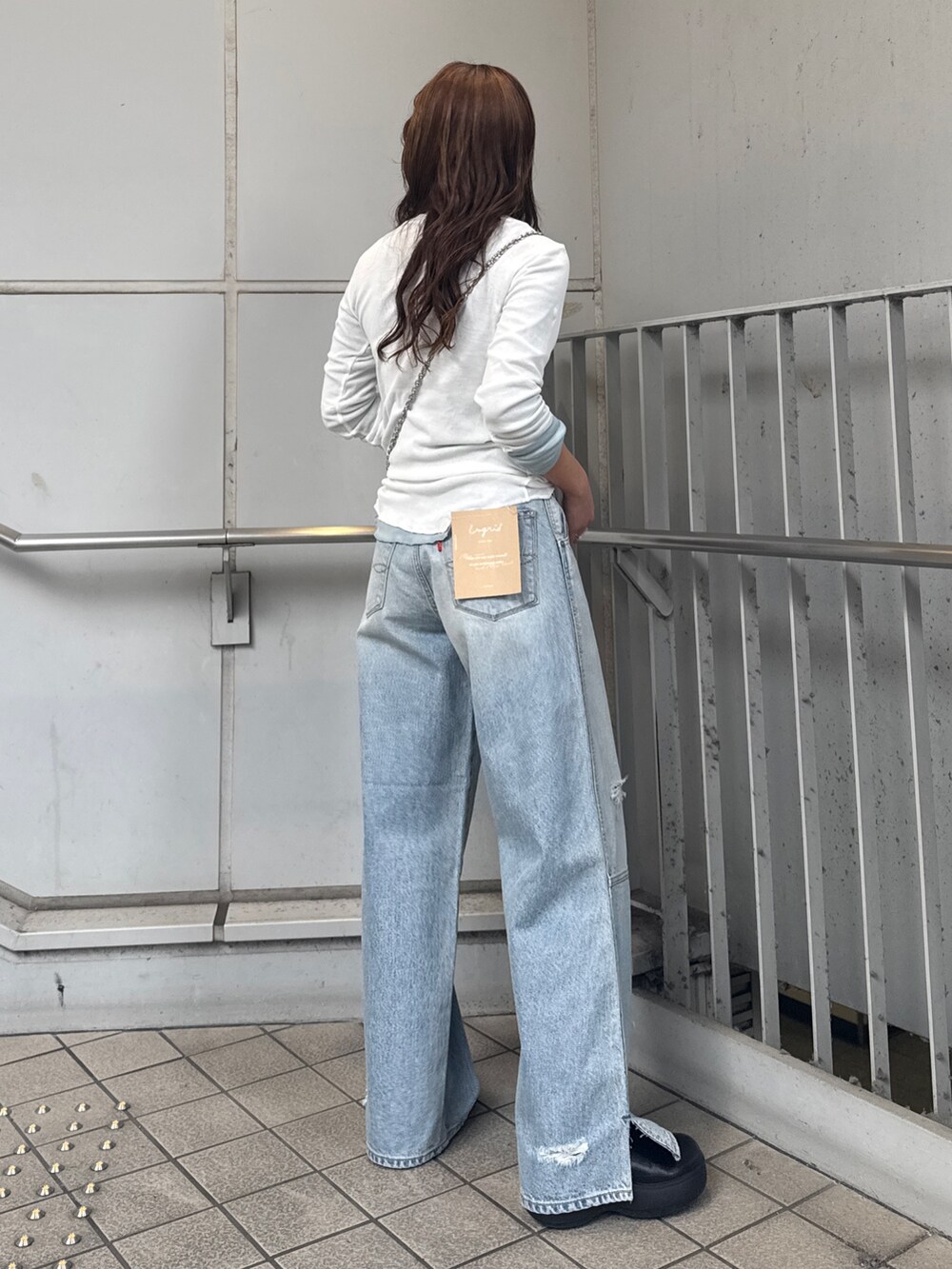 ブルー系のデニムパンツ、ホワイト系のTシャツ/カットソー、ブルー系のTシャツ/カットソーを着用したレディースの冬コーディネートの5枚目の写真