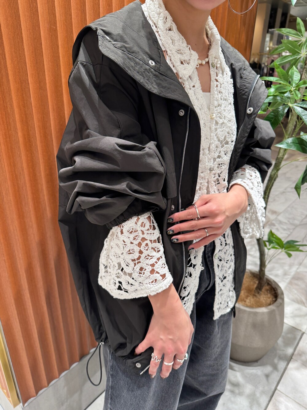 ブラック系のブルゾン、ブラック系のデニムパンツ、ホワイト系のシャツ/ブラウスを着用したレディースの春コーディネートの10枚目の写真