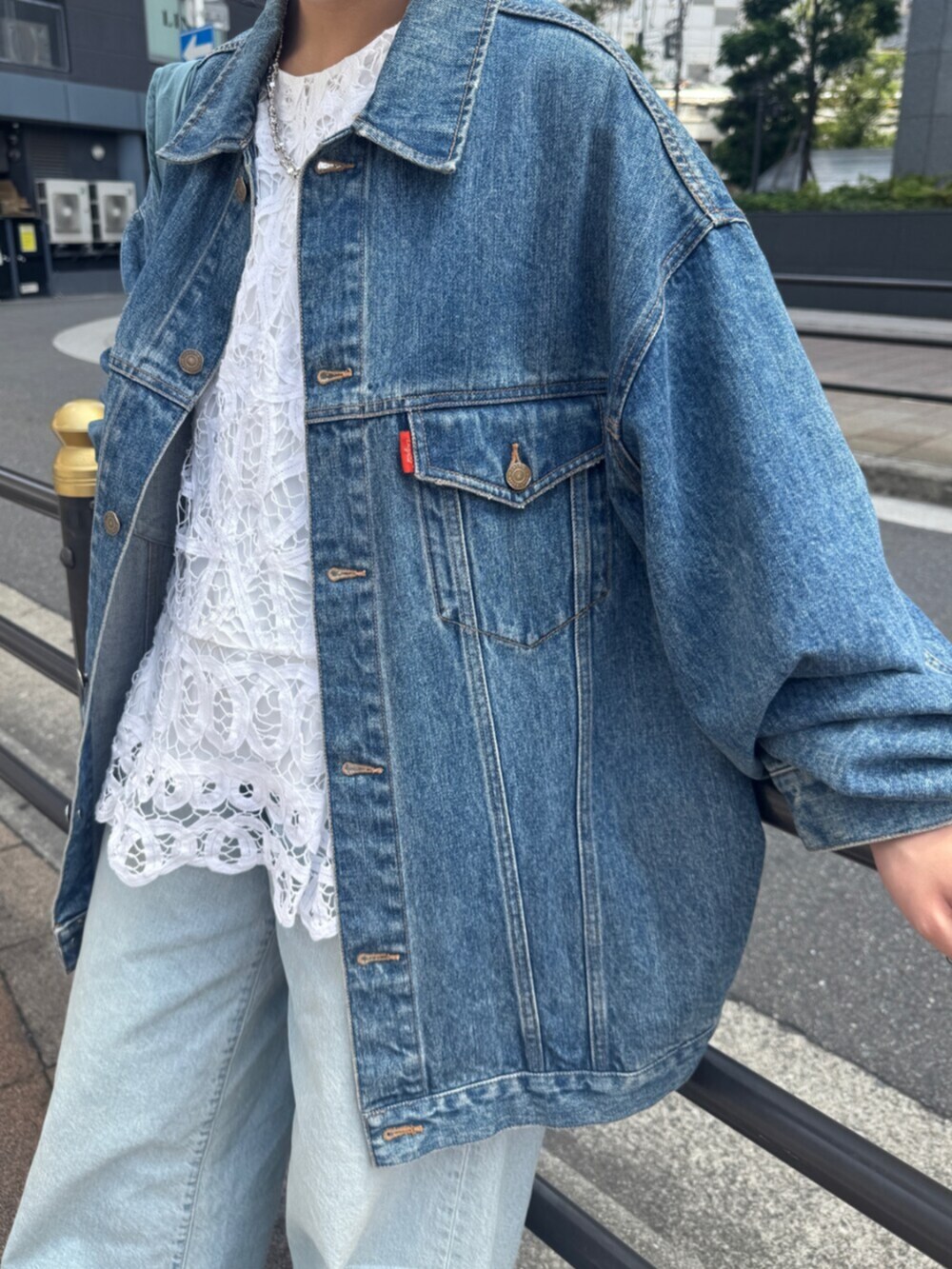 ホワイト系のシャツ/ブラウス、ブルー系のデニムパンツ、ブルー系のトートバッグを着用したレディースの夏コーディネートの7枚目の写真