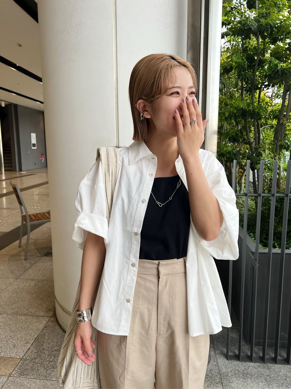 ベージュ系のその他パンツ、ブラック系のキャミソール、ホワイト系のシャツ/ブラウスを着用したレディースの春コーディネートの6枚目の写真