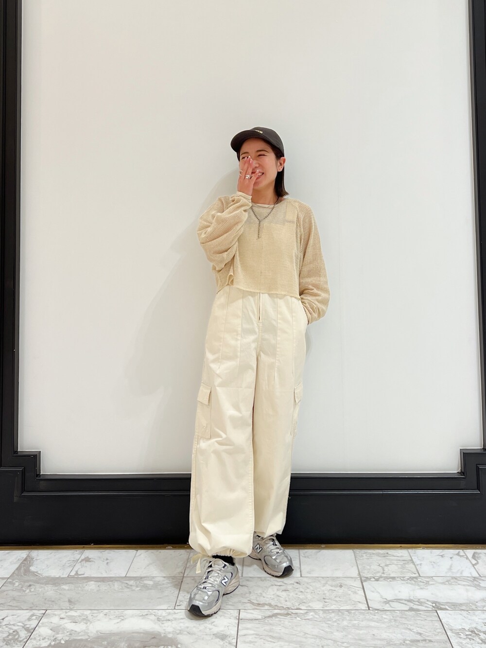 ホワイト系のつなぎ/オールインワン、ホワイト系のTシャツ/カットソー、グレー系のキャップを着用したレディースの春コーディネートの3枚目の写真