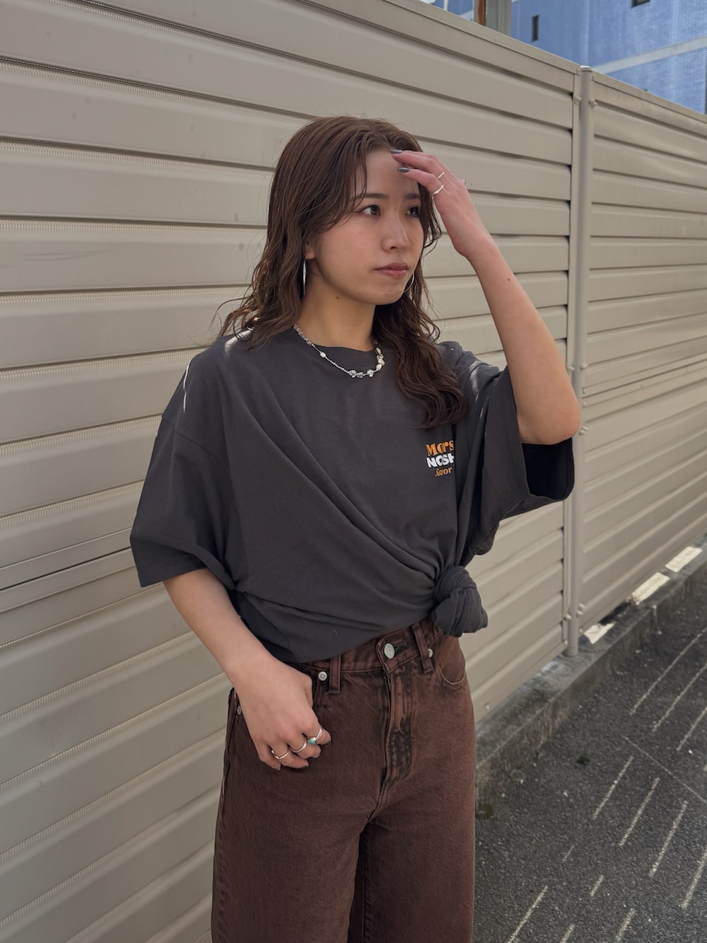 ブラウン系のデニムパンツ、グレー系のTシャツ/カットソーを着用したレディースの春コーディネートの5枚目の写真