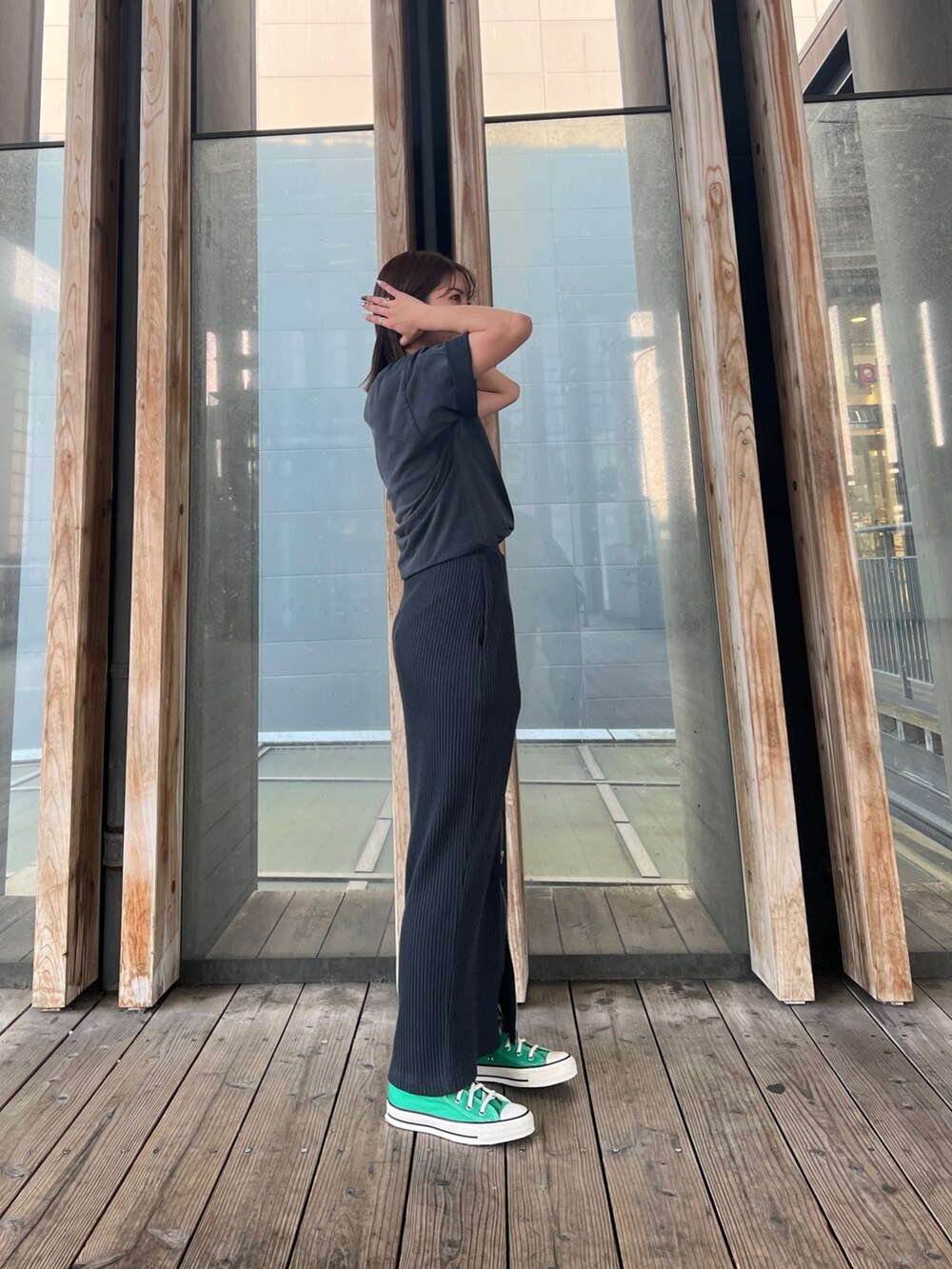 グレー系のTシャツ/カットソー、グレー系のスカート、グリーン系のスニーカーを着用したレディースの夏コーディネートの2枚目の写真