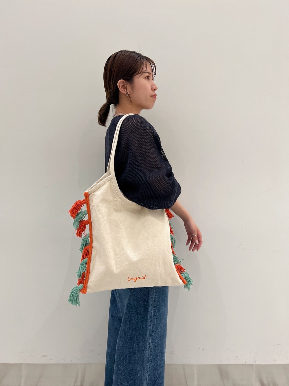 グレー系のTシャツ/カットソー、ホワイト系のサンダルを着用したレディースの夏コーディネートの9枚目の写真