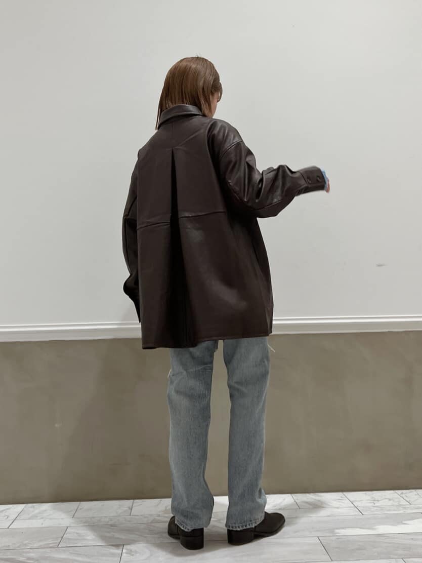 ブルー系のデニムパンツ、ブルー系のデニムパンツ、ブルー系のニット/セーターを着用したレディースの秋コーディネートの2枚目の写真