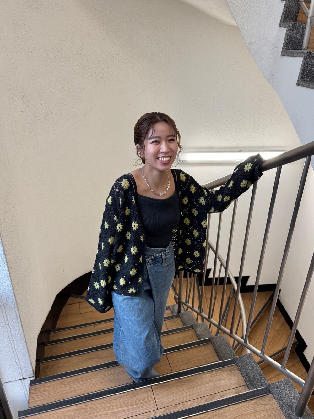 グレー系のカーディガン/ボレロ、ブルー系のデニムパンツ、ブラック系のサンダルを着用したレディースの春コーディネートの6枚目の写真