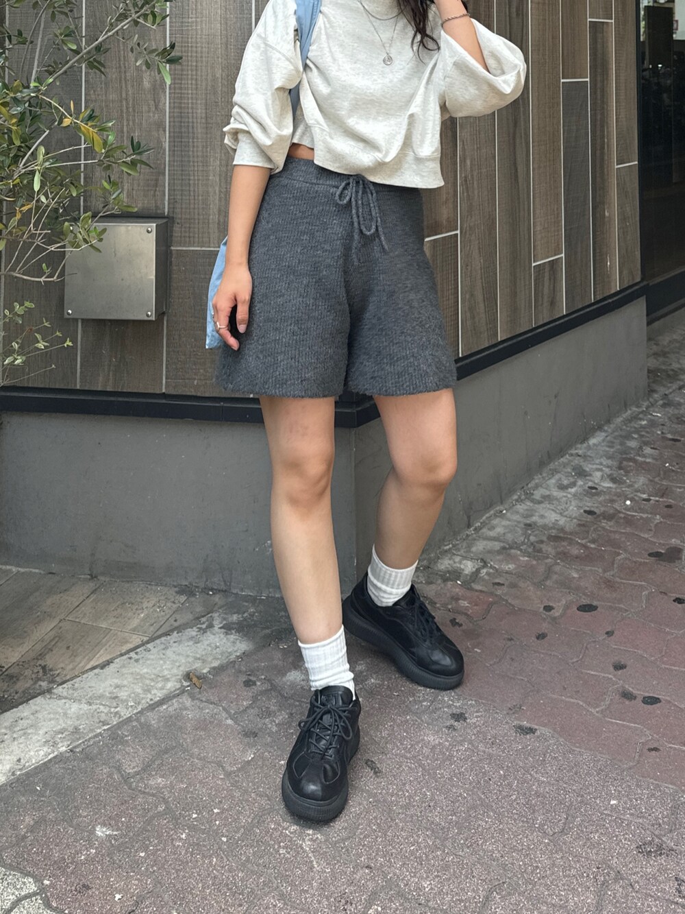 グレー系のその他パンツ、グレー系のスウェット、ブルー系のエコバッグ/サブバッグを着用したレディースの夏コーディネートの6枚目の写真