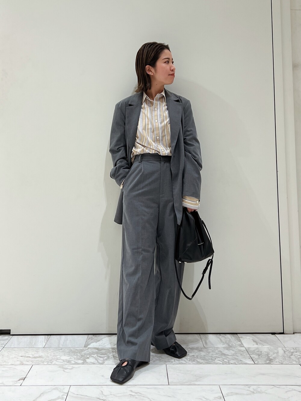 グレー系のテーラードジャケット、グレー系のその他パンツ、ベージュ系のシャツ/ブラウスを着用したレディースの冬コーディネートの4枚目の写真