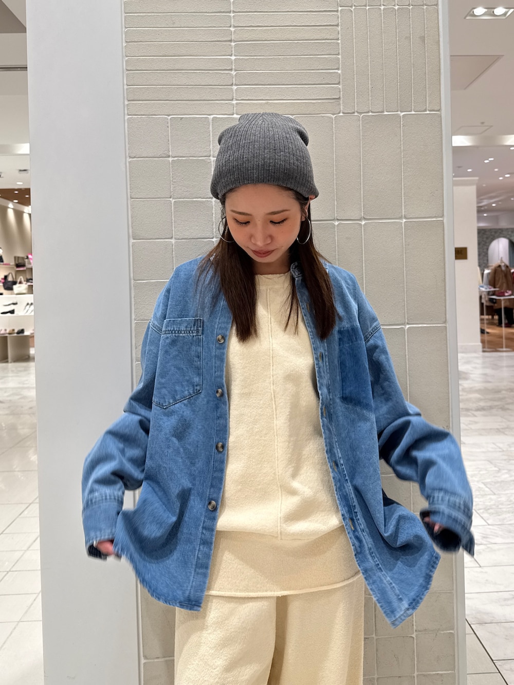 ホワイト系のニット/セーター、ホワイト系のその他パンツ、ブルー系のシャツ/ブラウスを着用したレディースの冬コーディネートの5枚目の写真