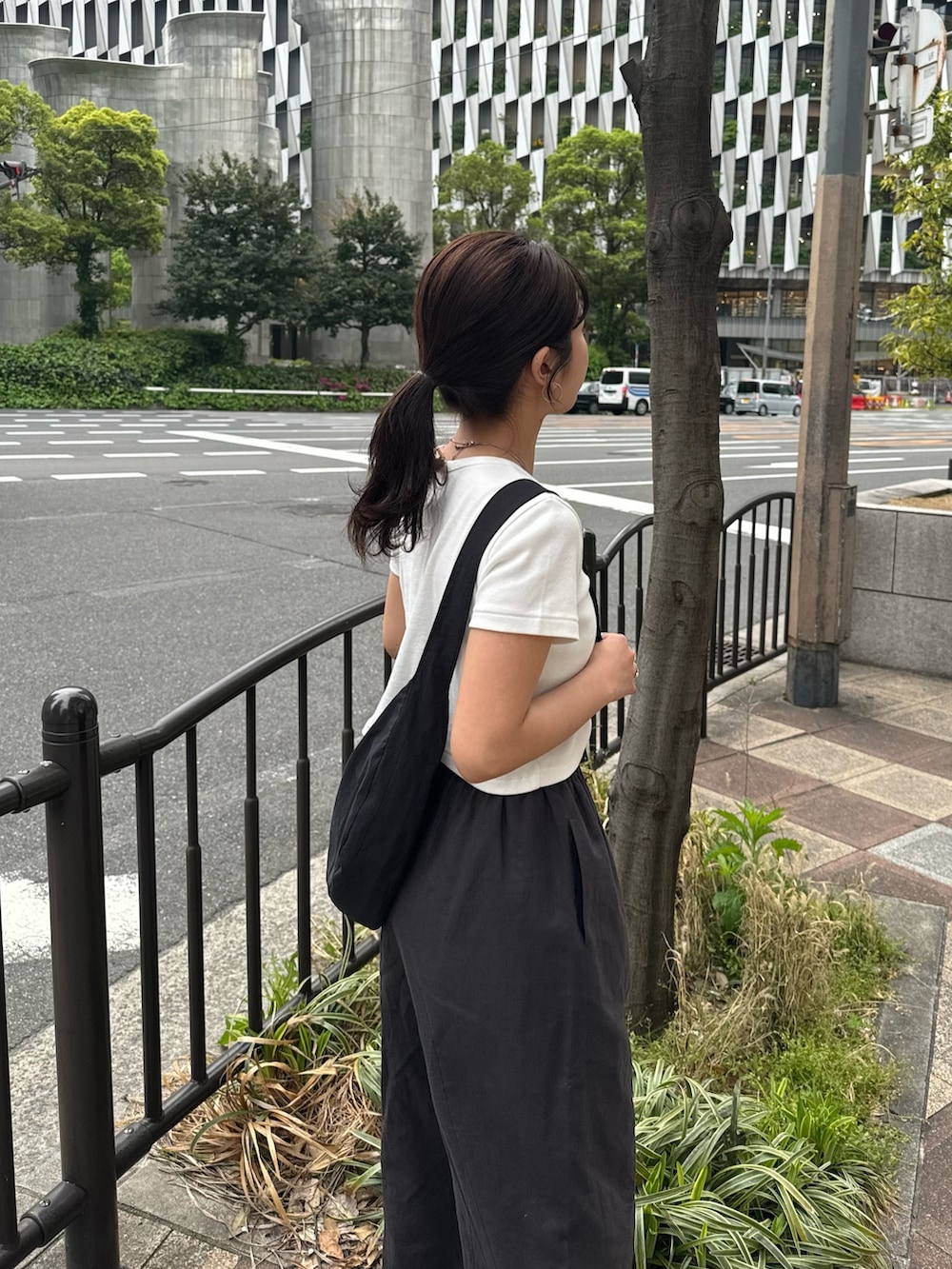 ホワイト系のTシャツ/カットソー、グレー系のその他パンツ、ブラック系のサンダルを着用したレディースの春コーディネートの9枚目の写真