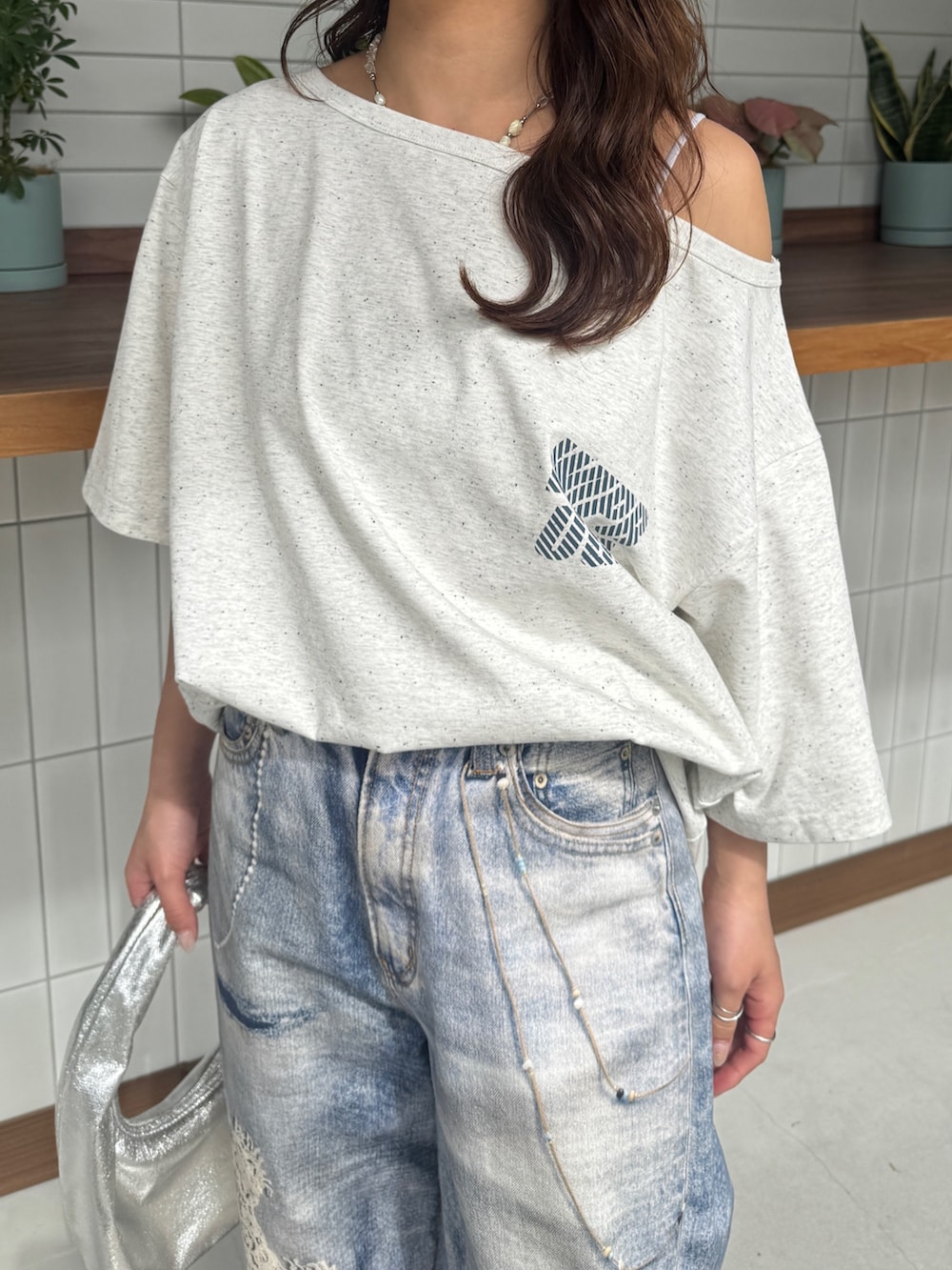 グレー系のTシャツ/カットソー、ブルー系のデニムパンツ、ベージュ系のブーツを着用したレディースの春コーディネートの9枚目の写真
